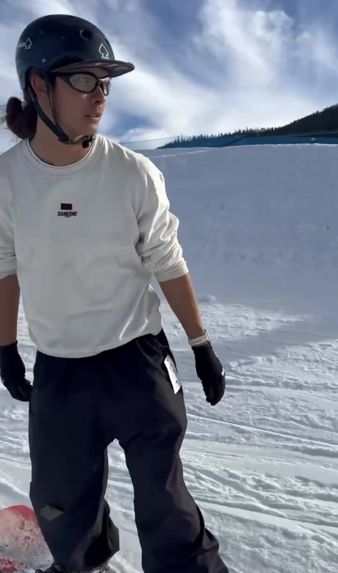Rider in SUEDE1988 crewneck and safety glasses on the hill